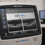 Aparat OCT Topcon wyświetlający skan siatkówki oka na ekranie monitora