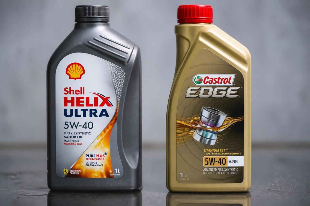 Butelki olejów Shell Helix Ultra i Castrol Edge Butelki olejów silnikowych Shell Helix Ultra i Castrol Edge 5W-40 stojące obok siebie