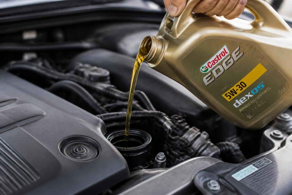 Olej Castrol Edge 5W-30 wlewany do otwartego wlewu silnika samochodowego.