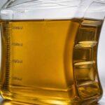Szklany dzbanek miarowy wypełniony bursztynowym płynem do poziomu 800 ml