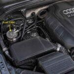 Komora silnika Audi z widocznym filtrem paliwa i osłoną silnika 2.0 TDI