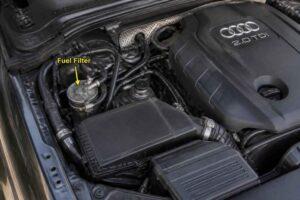 Komora silnika Audi z widocznym filtrem paliwa i osłoną silnika 2.0 TDI