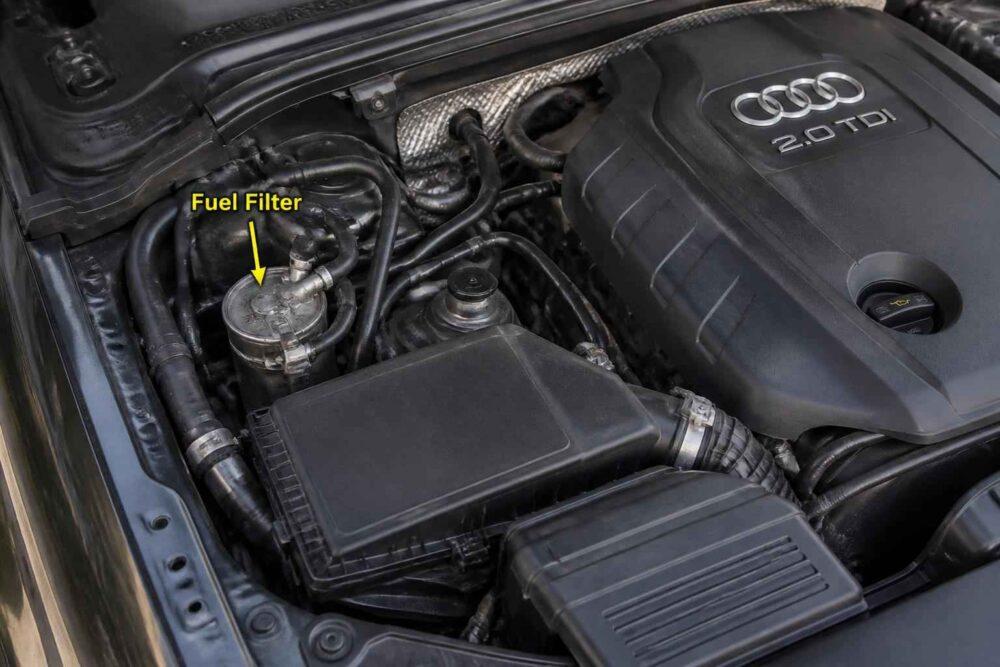 Komora silnika Audi z widocznym filtrem paliwa i osłoną silnika 2.0 TDI