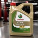Kanister oleju silnikowego Castrol EDGE 5W-30 na tle warsztatu samochodowego