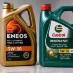 Kanistry olejów silnikowych Eneos 5W-30 i Castrol Magnatec 5W-30 na stole
