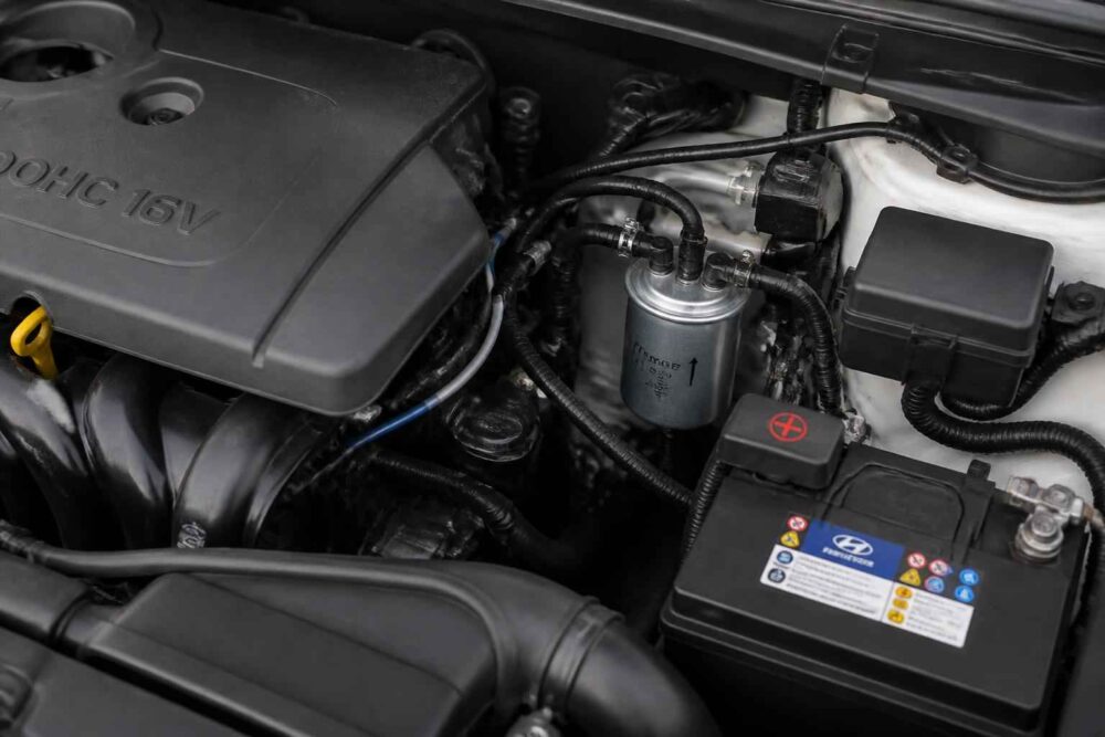 Komora silnika z akumulatorem, cylindrycznym filtrem paliwa i osłoną silnika DOHC 16V