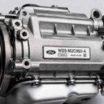 Srebrny kompresor klimatyzacji Forda z widocznym oznaczeniem WSS-M2C950-A