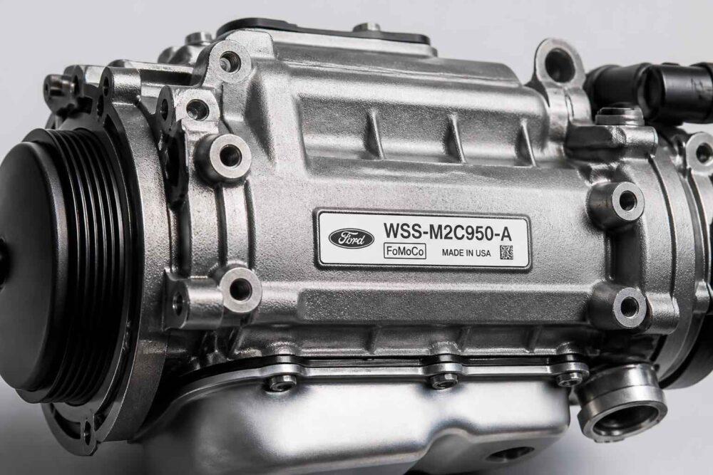 Srebrny kompresor klimatyzacji Forda z widocznym oznaczeniem WSS-M2C950-A