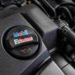 Korek wlewu oleju Mobil Castrol na osłonie silnika samochodowego