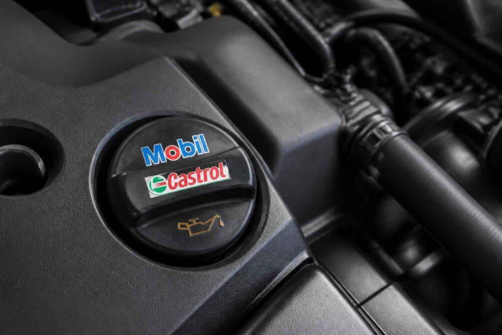 Korek wlewu oleju Mobil Castrol na osłonie silnika samochodowego