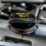 Czarny korek wlewu oleju z oznaczeniem Engine Oil na silniku samochodu