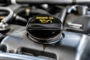 Czarny korek wlewu oleju z oznaczeniem Engine Oil na silniku samochodu