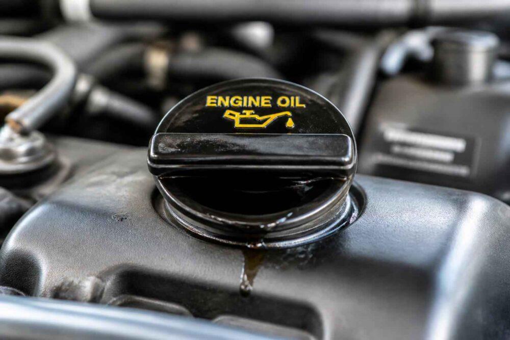 Czarny korek wlewu oleju z oznaczeniem Engine Oil na silniku samochodu