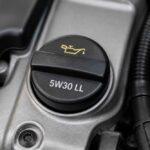 Korek wlewu oleju silnikowego z oznaczeniem 5W30 LL pod maską samochodu