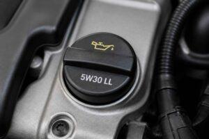 Korek wlewu oleju silnikowego z oznaczeniem 5W30 LL pod maską samochodu