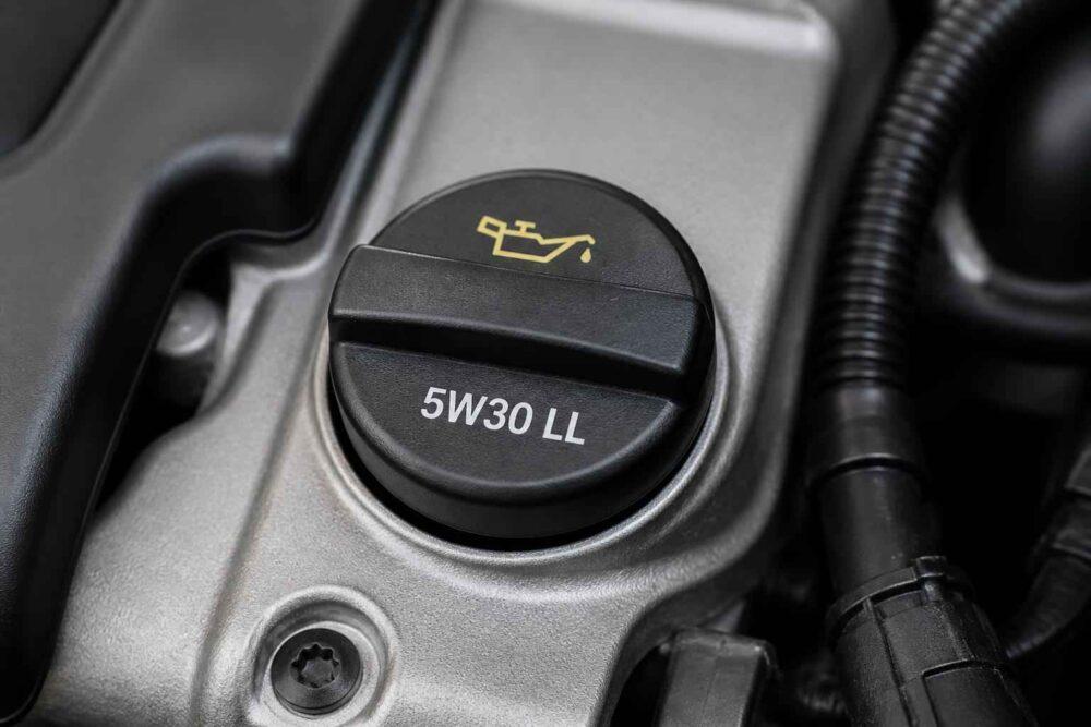Korek wlewu oleju silnikowego z oznaczeniem 5W30 LL pod maską samochodu