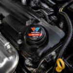 Korek wlewu oleju Valvoline MaxLife 10W-40 na pokrywie silnika samochodowego