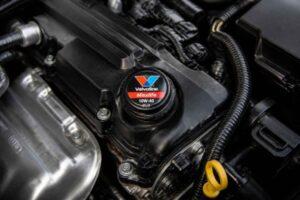 Korek wlewu oleju Valvoline MaxLife 10W-40 na pokrywie silnika samochodowego