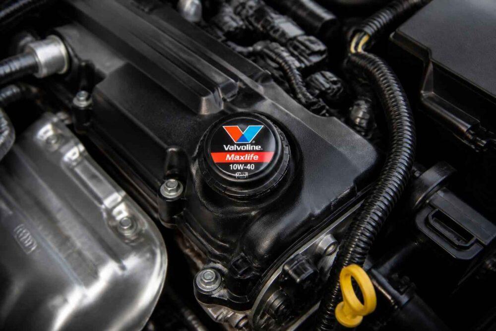 Korek wlewu oleju Valvoline MaxLife 10W-40 na pokrywie silnika samochodowego