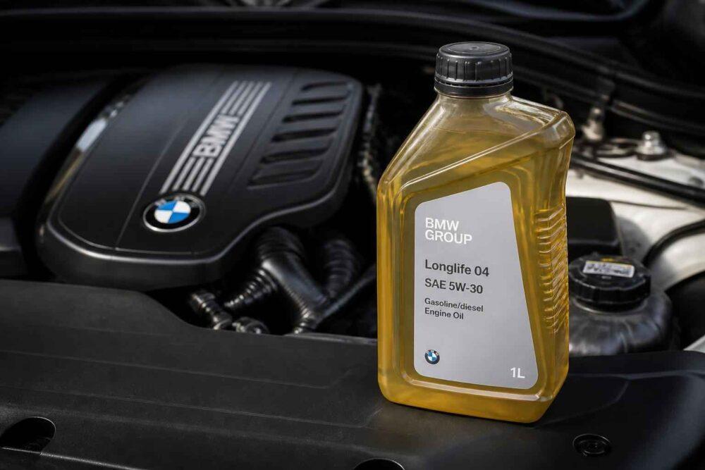 Butelka oleju BMW Longlife-04 5W-30 ustawiona na silniku samochodu BMW