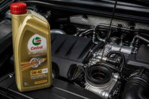 Butelka oleju Castrol 5W-40 stojąca obok otwartego wlewu oleju silnikowego
