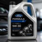 Kanister oleju silnikowego Ford Formula F 5W-30 na tle samochodu Forda