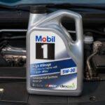 Kanister oleju Mobil 1 5W-30 ustawiony na silniku samochodu