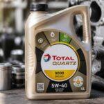 Kanister oleju silnikowego Total Quartz 9000 Energy 5W-40 na tle części samochodowych