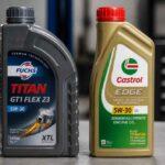 Dwie butelki oleju silnikowego Fuchs Titan i Castrol Edge 5W-30 na blacie roboczym