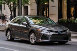 Szary Toyota Camry zaparkowany przy eleganckiej kamienicy w centrum miasta