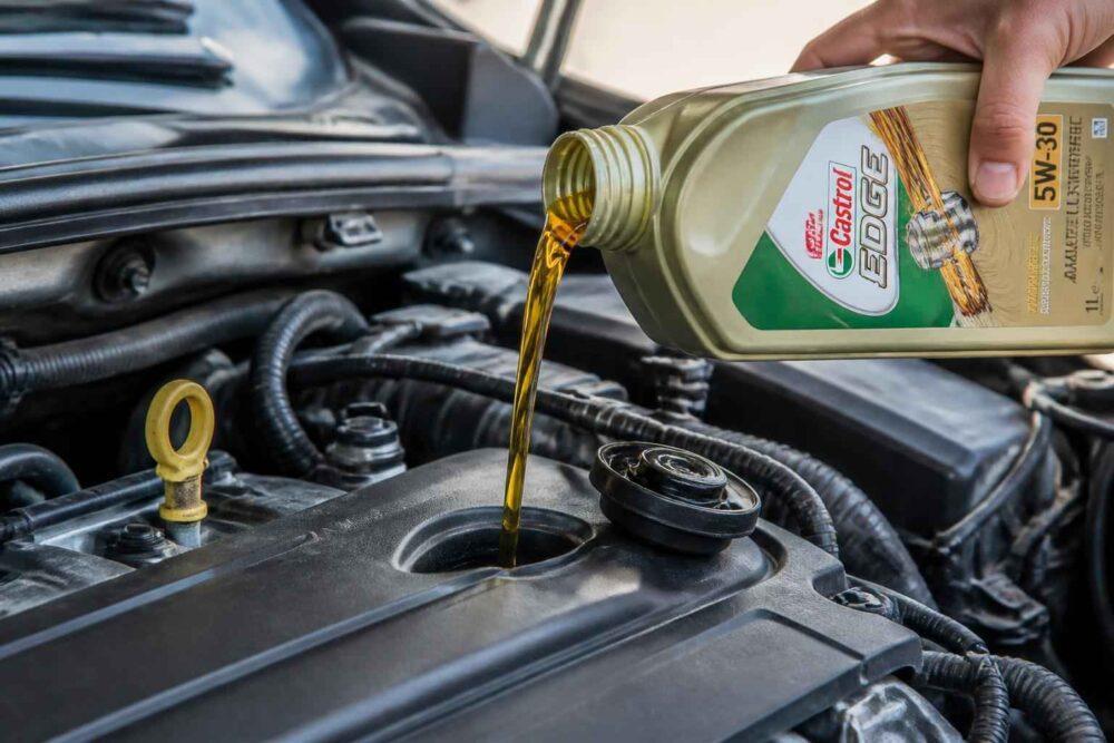 Olej Castrol 5W-30 wlewany do silnika samochodowego.